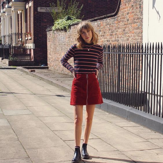 Outfit con falda roja de cuero para otono