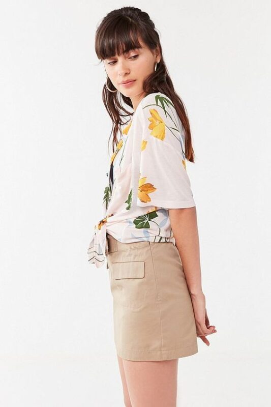 Outfit con minifalda beige