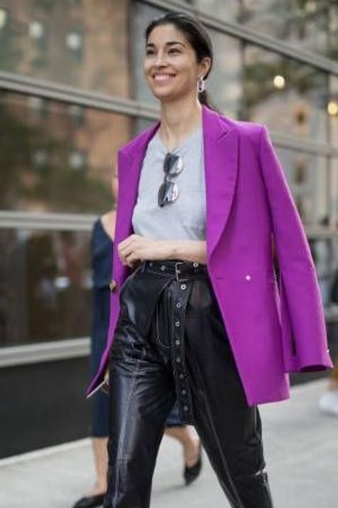 Outfit con pantalon de cuero y abrigo purpura