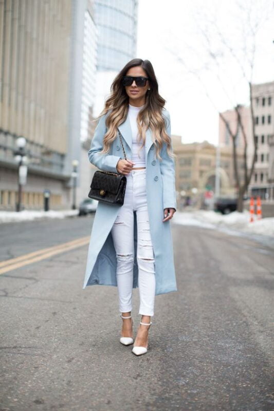 Outfit con tapado celeste y pantalon blanco