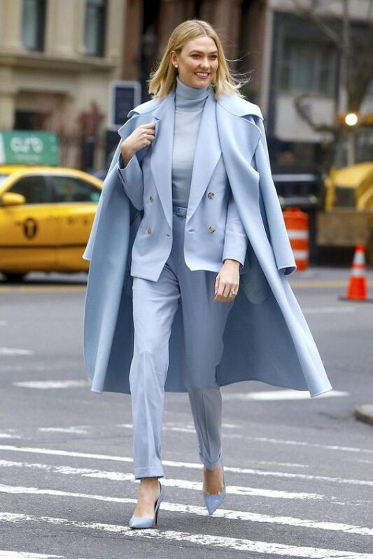 Outfit para oficina con tapado celeste