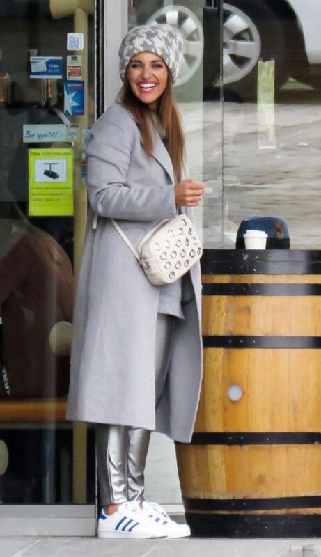 Outfits casual de invierno con pantalon plateado
