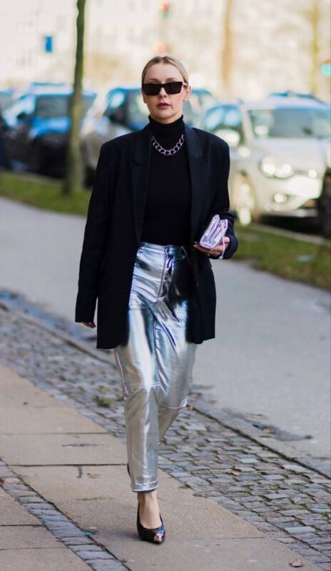 Outfits casual formal para oficina con pantalon plateado 1
