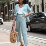 Outfits con blazer azul claro u blusa blanca para mujer