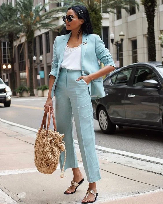 Outfits con blazer azul claro u blusa blanca para mujer