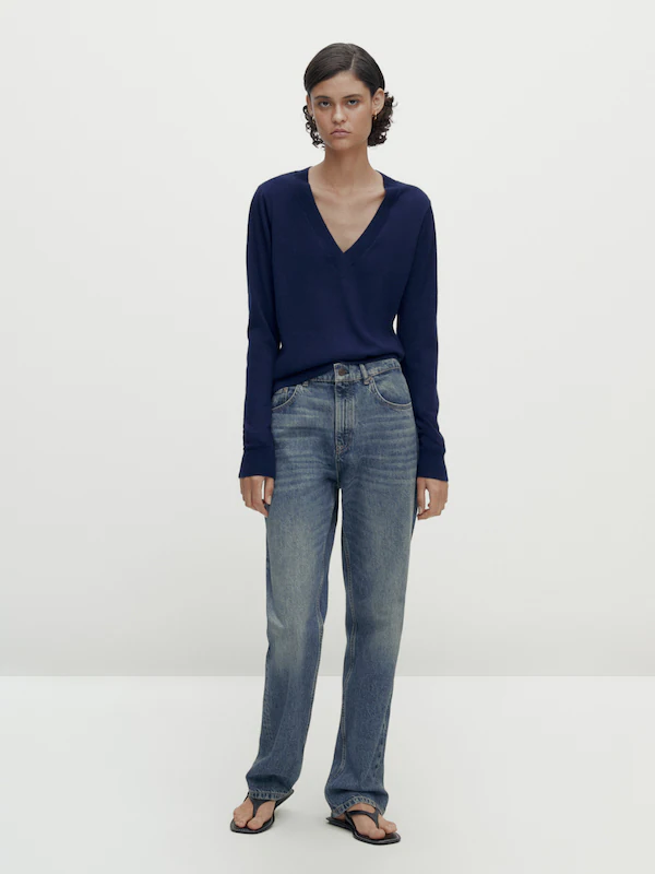 Outfits con jersey azul marino escote v