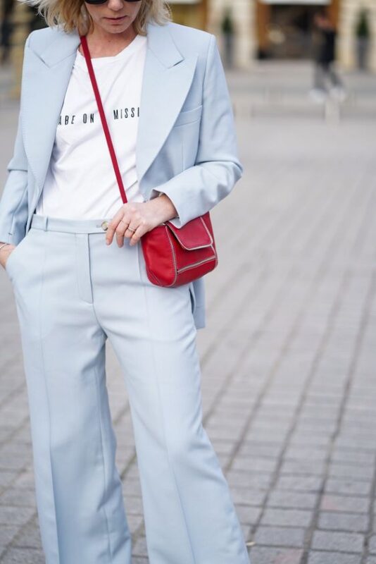 Outfits elegante casual con blazer celeste para mujer
