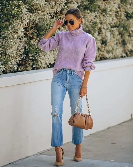 Outfits sueter lila y jeans