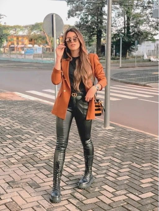 blazer color ladrillo con pantalon engomado negro