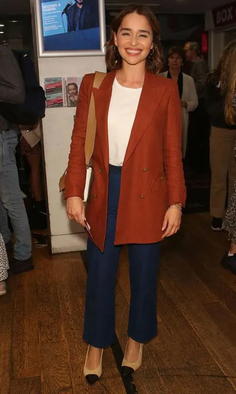 blazer ladrillo con pantalon azul
