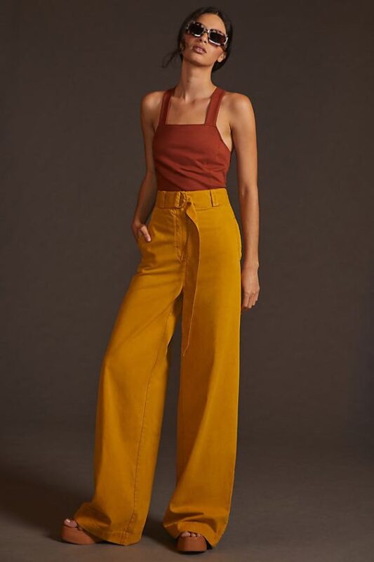 blusa marron y pantalon amarillo mostaza
