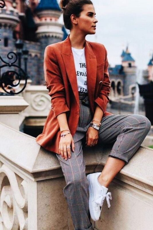 look casual con blazer terracotta