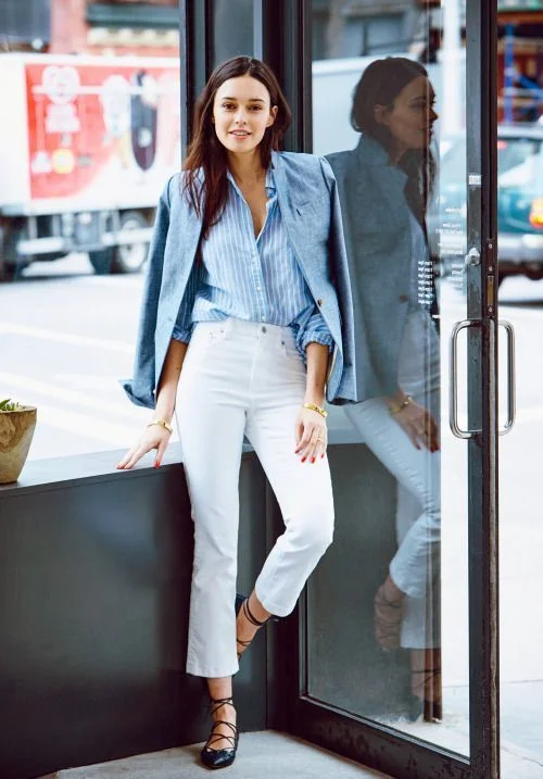 look con blazer azul claro y pantalon de jeans blanco