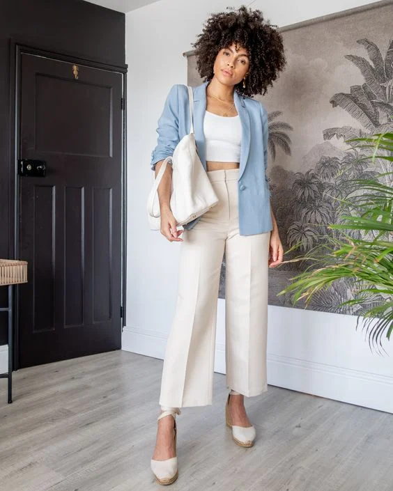 look con blazer celeste y pantalon de vestir crudo