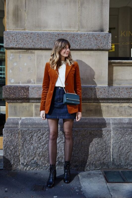 minifalda con blazer terracota y botinetas