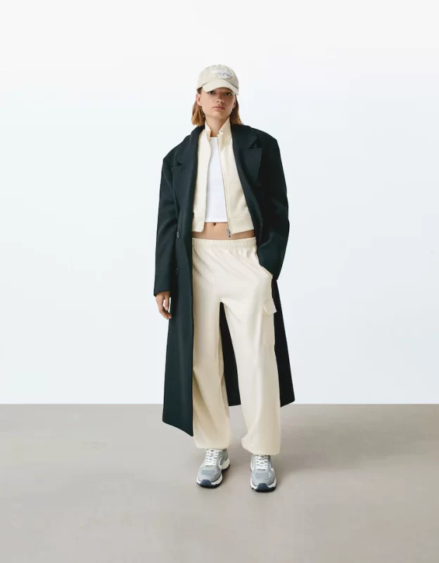 outfit con pantalon cargo blanco para otono