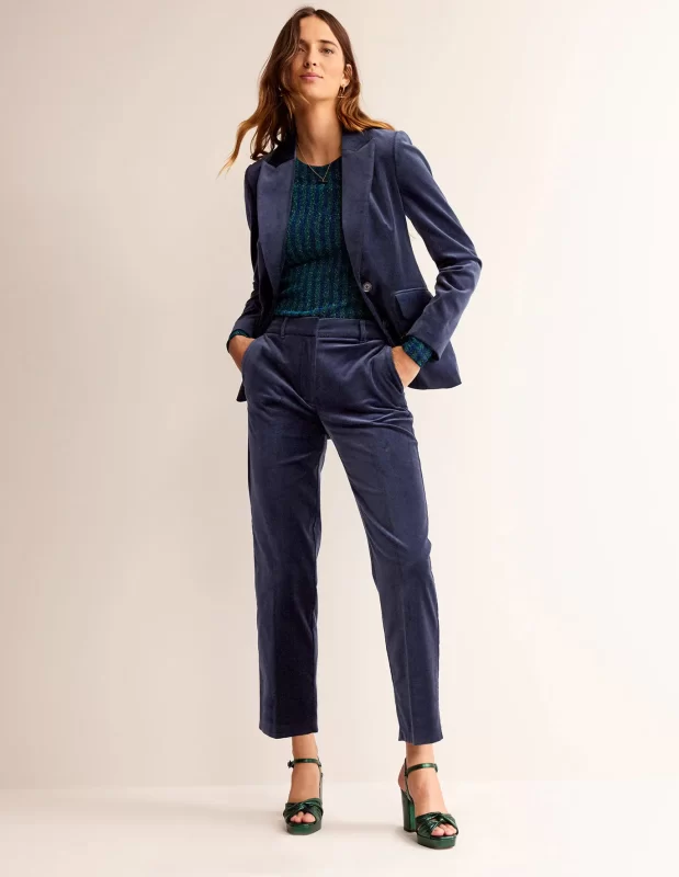 outfit con pantalon chino de terciopelo