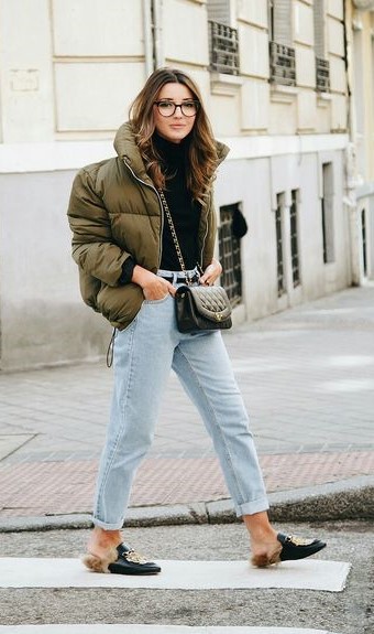 outfit con puffer verde militar