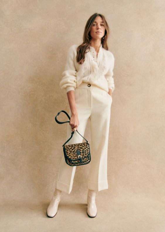 outfit de verano para ofician con botas color hueso