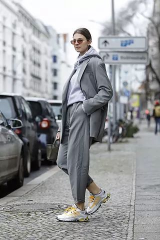 outfits con sudadera con capucha y pantalon de vestir