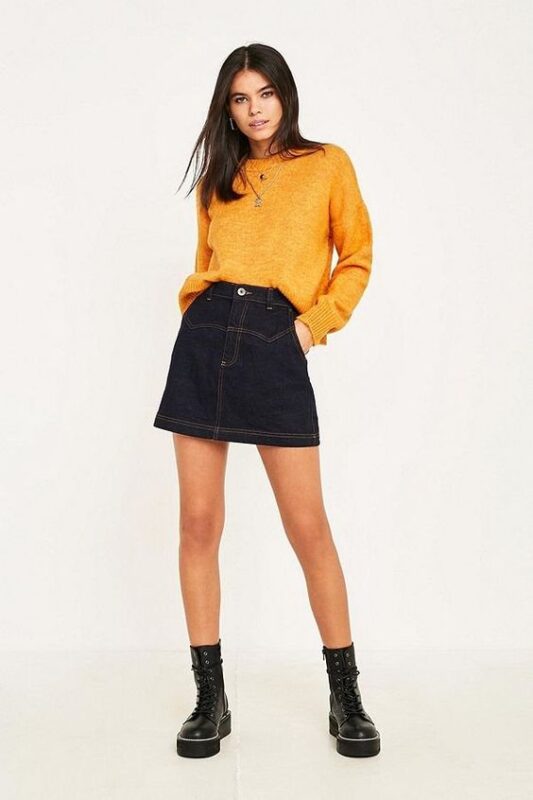 sweater mostaza y minifalda juvenil