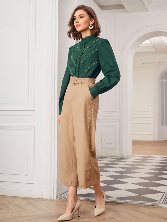Outfit con blusa verde oscuro y pantalon beige