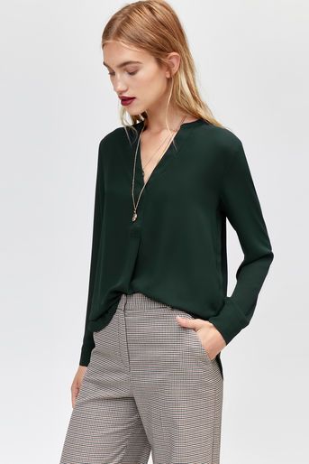 Outfit con blusa verde oscuro y pantalon gris