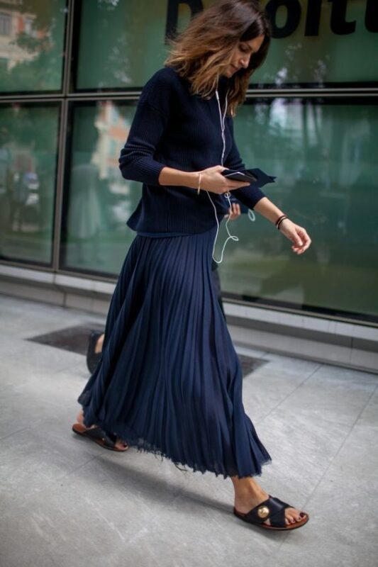 Outfit con falda larga azul marino y sweater verde para otono