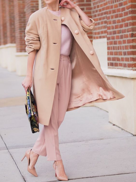 Outfit con rosa palo y beige
