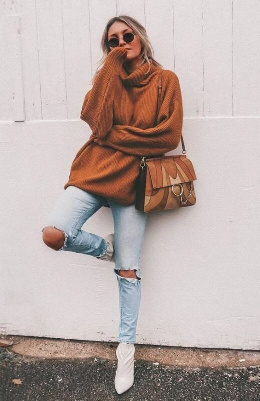 Outfit con sweater color camel y jeans