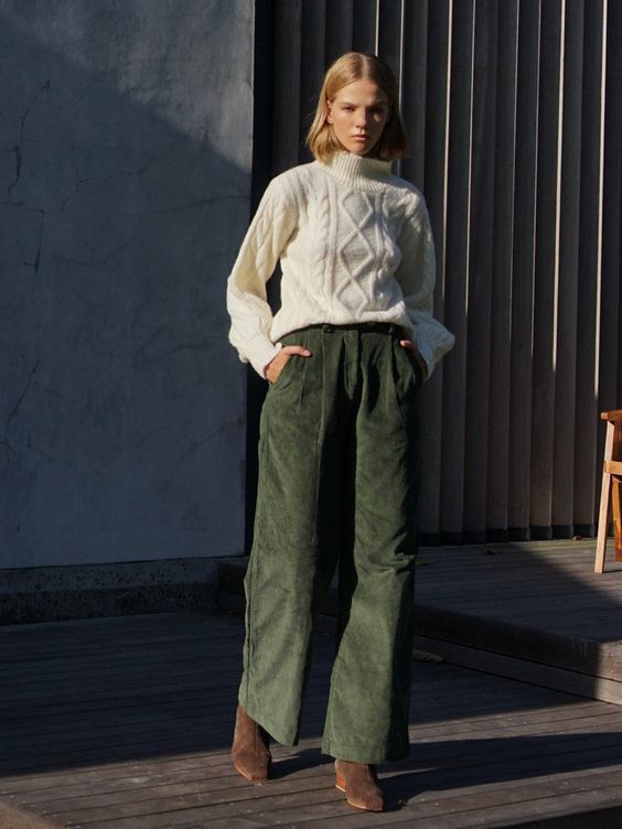 Outfit con sweater crudo con pantalon verde