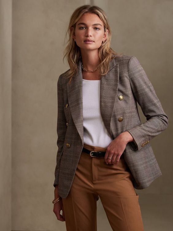 Outfit de mujer con blazer gris para oficina