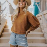 Outfit de verano con sweater camel y hort