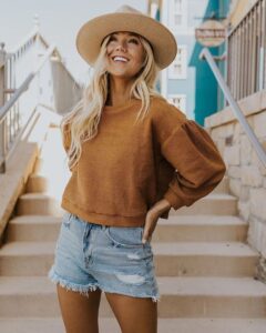Outfit de verano con sweater camel y hort