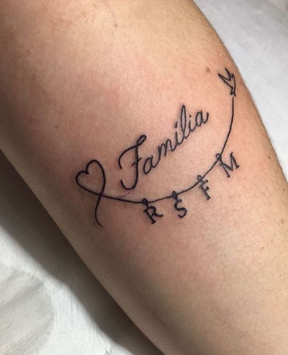 Tatuajes con iniciales de la familia