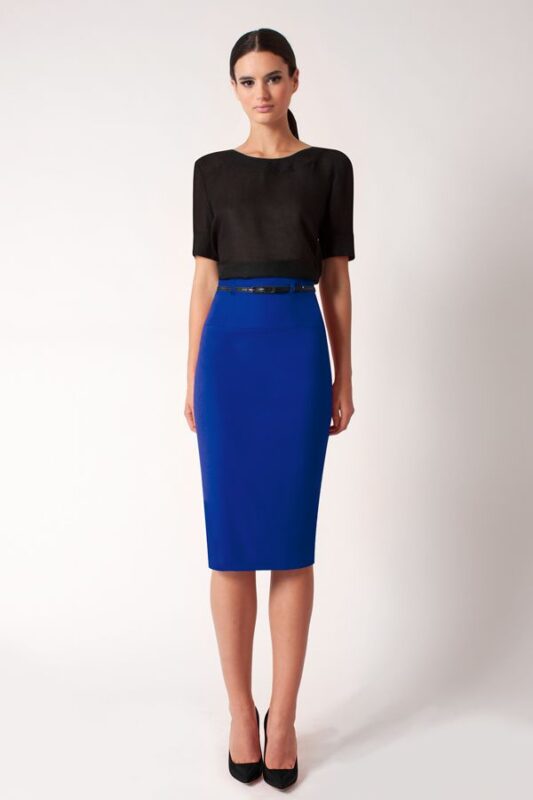 falda azul francia con blusa negra