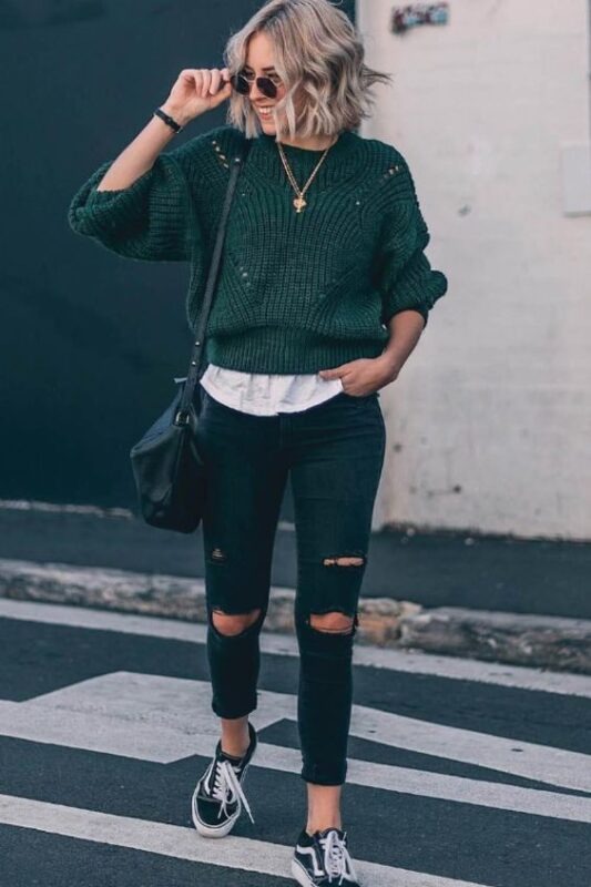 jeans negro con sweater verde