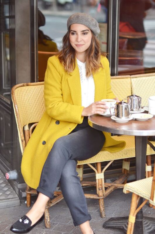 outfit con saco mostaza casual