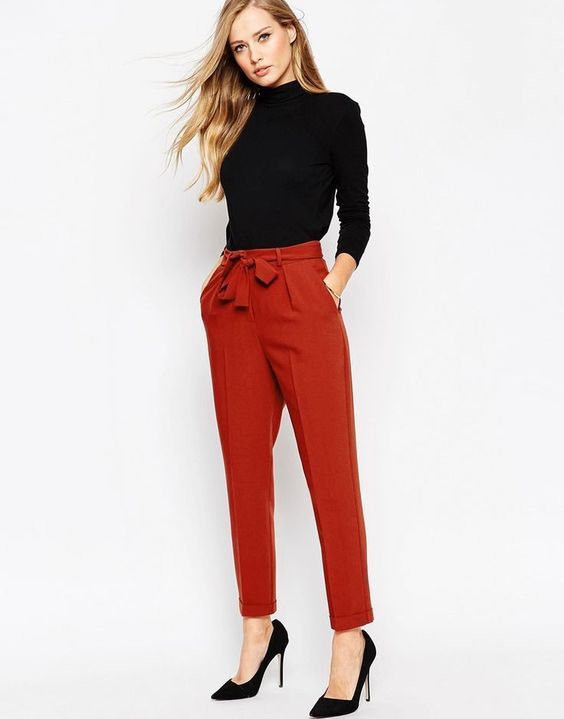 outfit con sweater negro y pantalon rojo