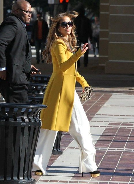 outfit con tapado largo mostaza formal
