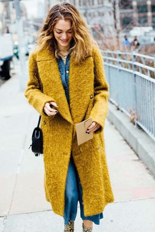 outfit con tapado largo mostaza y jeans