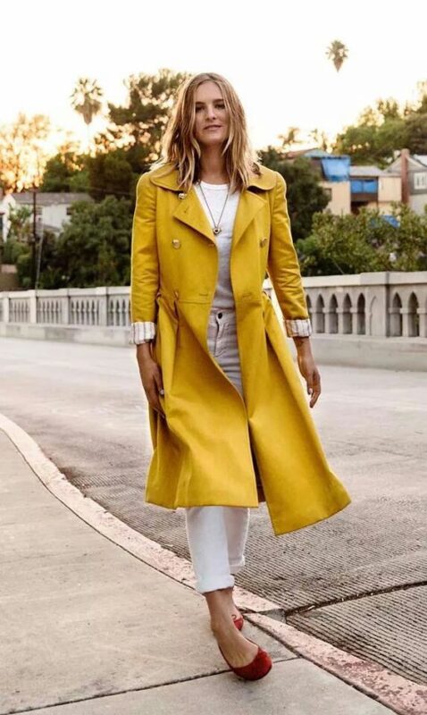 outfit con tapado largo mostaza y jeans blancos