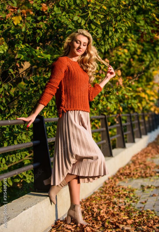 sweater ladrillo con falda midi