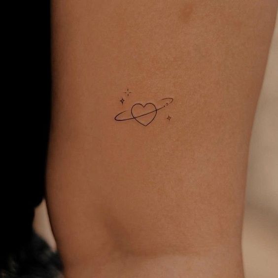 tatoo corazon minimalista y etrella