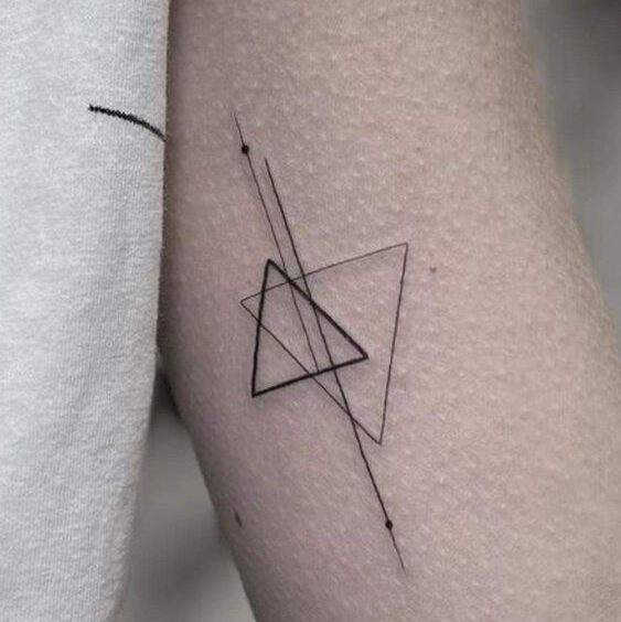 tatuaje de minimalista de geometrico triangula y lineas