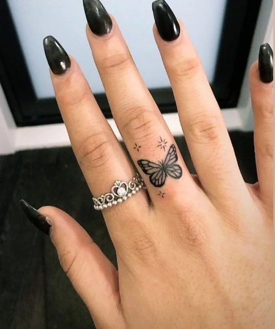 tatuaje mariposa dedo