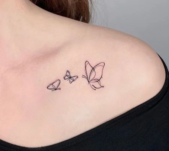 tatuaje mariposa minimalista hombro
