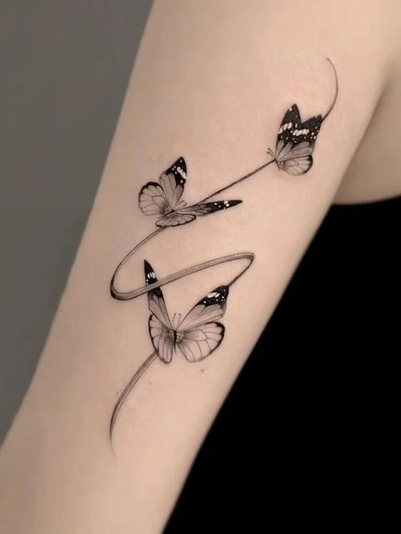 tatuaje mariposas en el brazo