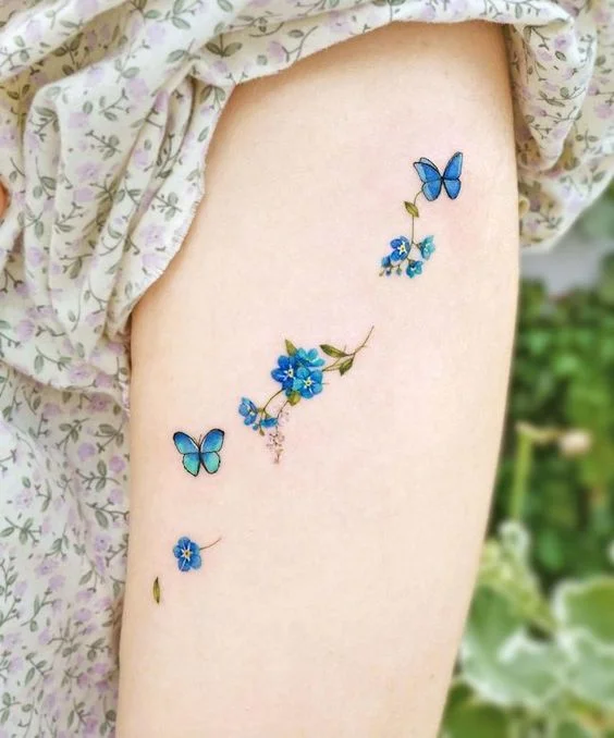 tatuaje pequenas mariposas con flroes