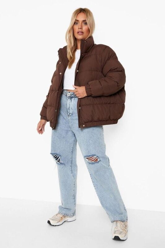 Outfit casual con jeans con puffer marron